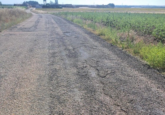 Estado del tramo de la LE-7610 lleno de baches y con el firme en mal estado.