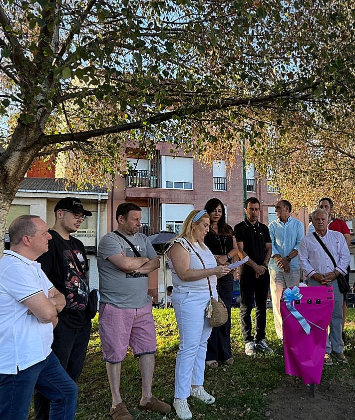 Imagen secundaria 2 - Una placa homenaje para la dulce Lucía Chamorro, la niña de Trobajo que murió en 2017 de cáncer