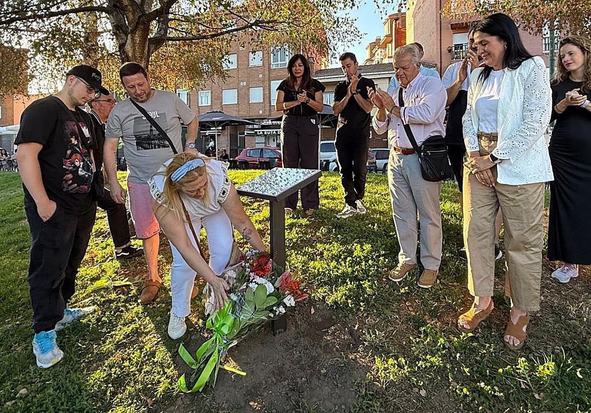 La placa de homenaje ya luce en el parque de La Era.