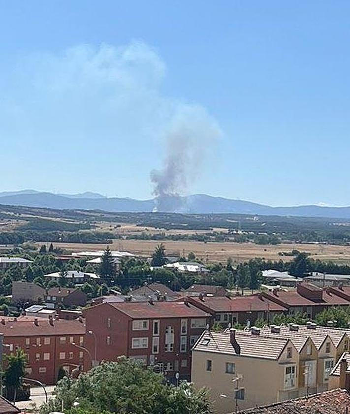 Imagen secundaria 2 - La BRIF de Tabuyo preparándose para actuar en el incendio visto desde varios puntos de la provincia.