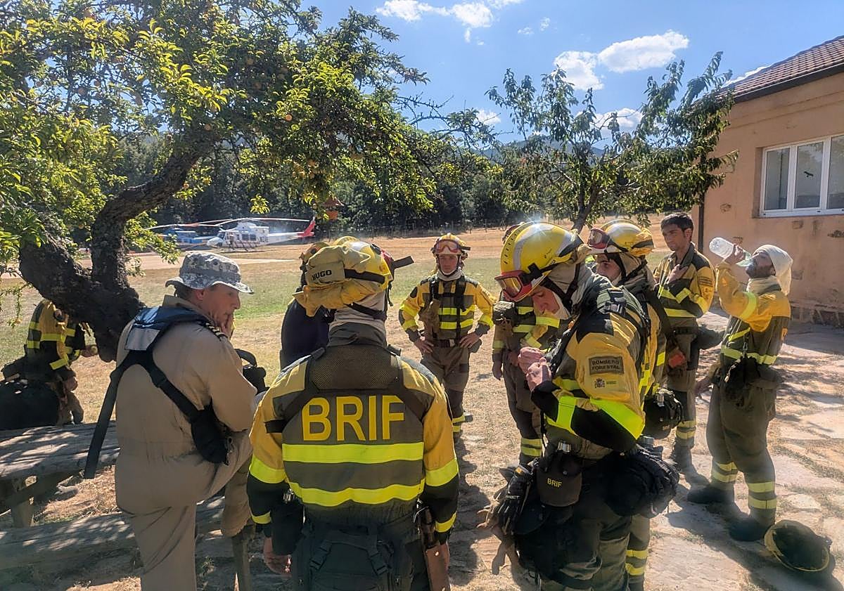 Imagen principal - La BRIF de Tabuyo preparándose para actuar en el incendio visto desde varios puntos de la provincia.
