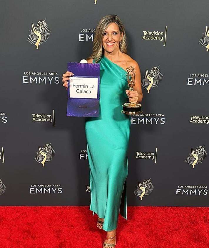 Imagen secundaria 2 - Amaya dando el discurso de agradecimiento por un Emmy, posando con los premios en casa y en la alfombra roja.