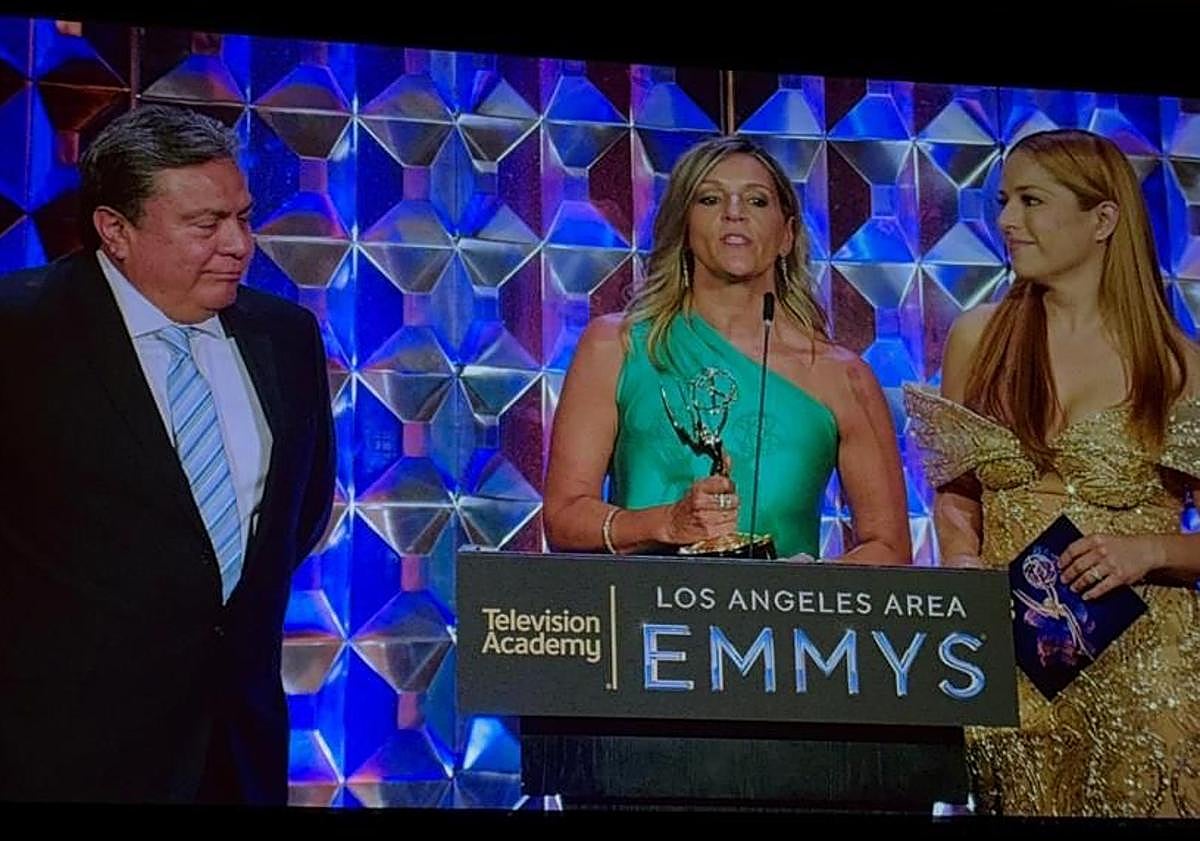 Imagen principal - Amaya dando el discurso de agradecimiento por un Emmy, posando con los premios en casa y en la alfombra roja.