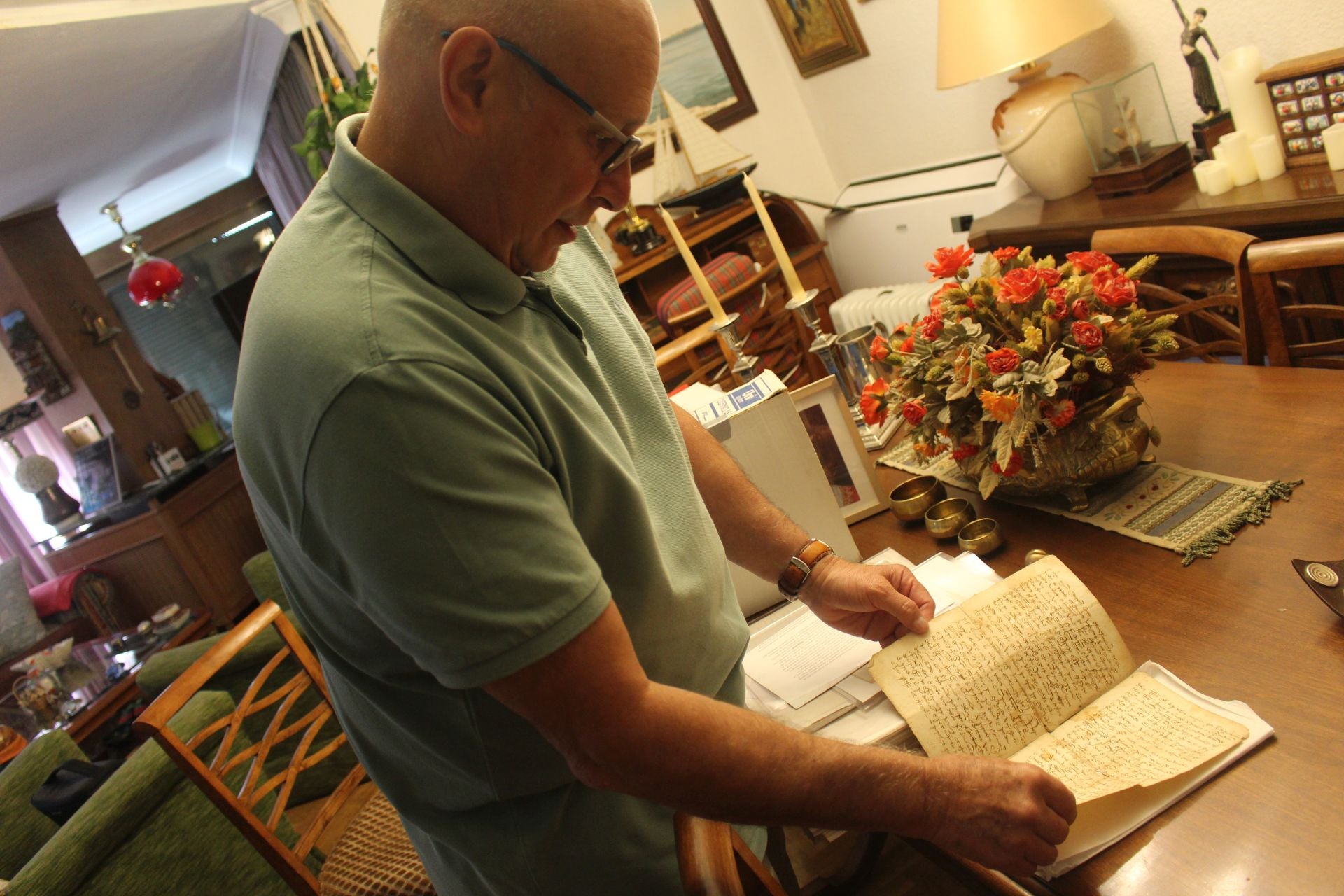 Imagen principal - Fernando Martínez Pariente mostrando algunos de los documentos con los que realiza su investigación.
