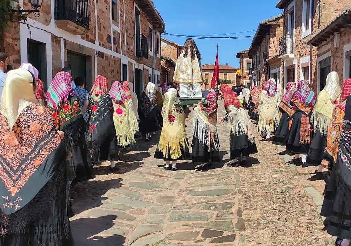 El hermoso pueblo de León donde decenas de vecinos se visten en julio con su traje tradicional