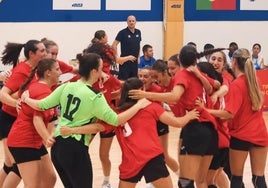 Las jugadoras celebran la medalla obtenida en Covilha.