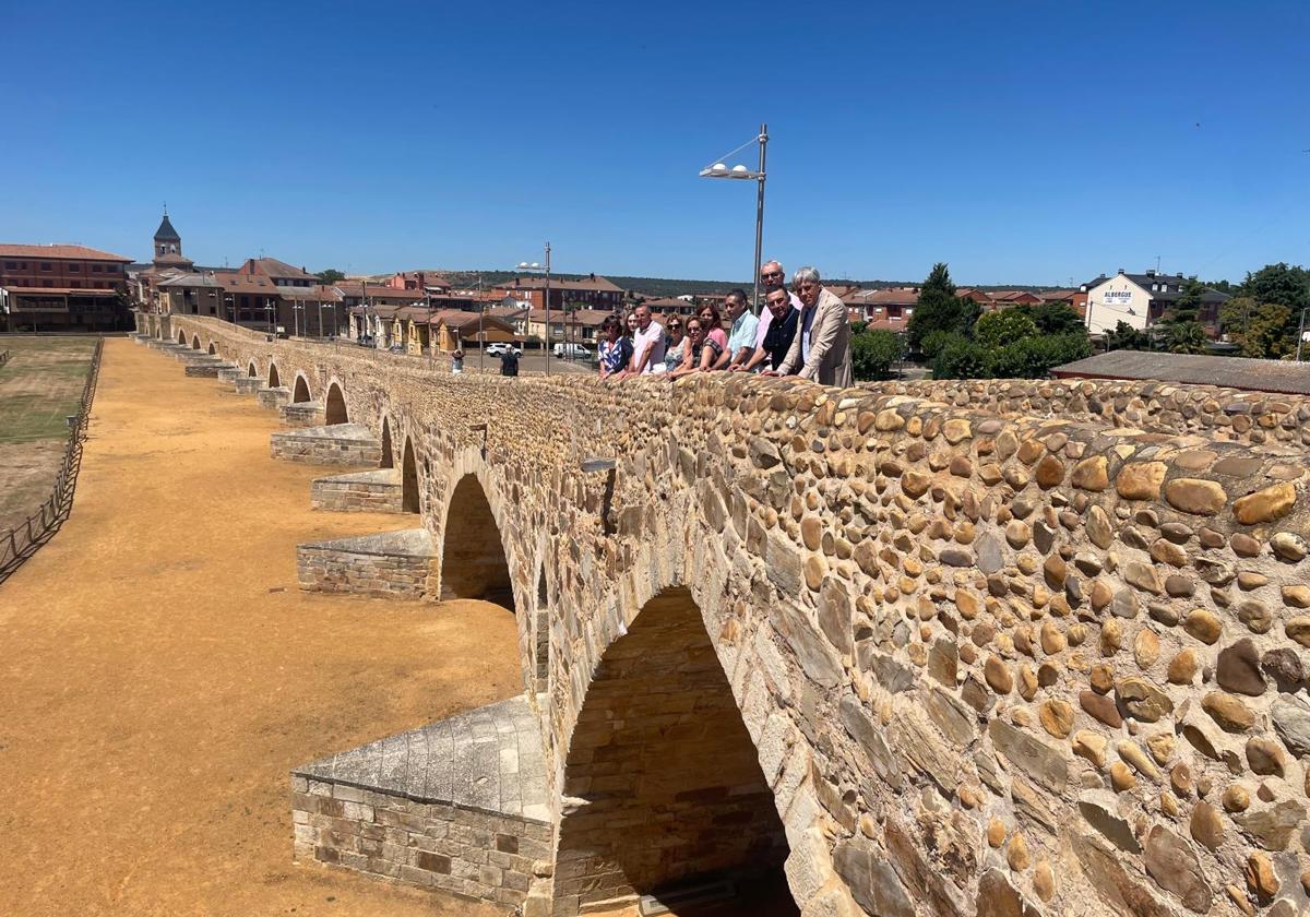 Los integrantes de la Comisión Territorial de Patrimonio sobre el Puente del Paso Honroso de Hospital de Órbigo.