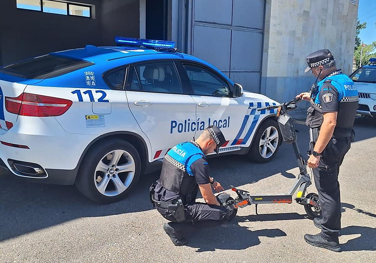 Los agentes junto al patinete eléctrico.