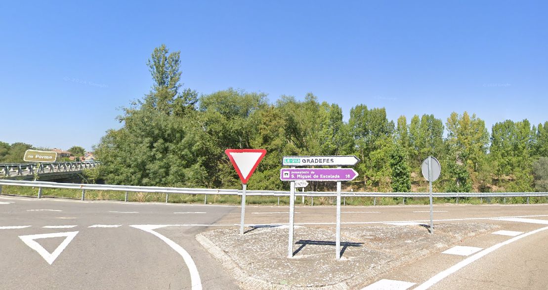 Inicio de la LE-213 junto al río Porma en Puente Villarente.