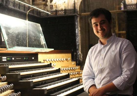 Carlos Bollo junto al órgano de la Catedral de León.