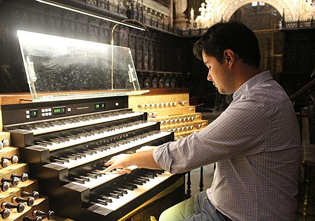 Carlos Bollo tocando el órgano.