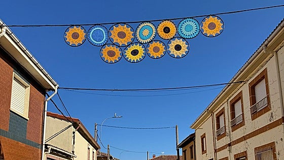 El pueblo de León que se vuelca con las fiestas y decora las calles a ganchillo