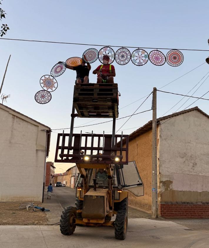 Imagen secundaria 2 - El pueblo de León que se vuelca con las fiestas y decora las calles a ganchillo