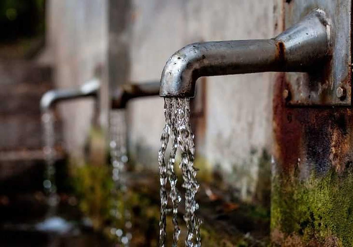 Imagen de un grifo con agua.
