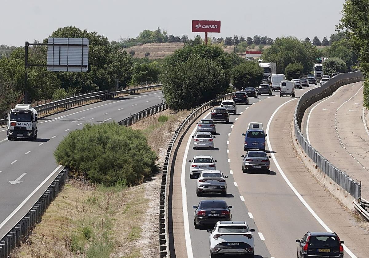 Numerosos vehículos circulan por la A-62 a su paso por Simancas en el comienzo de la Operación Salida del mes de agosto
