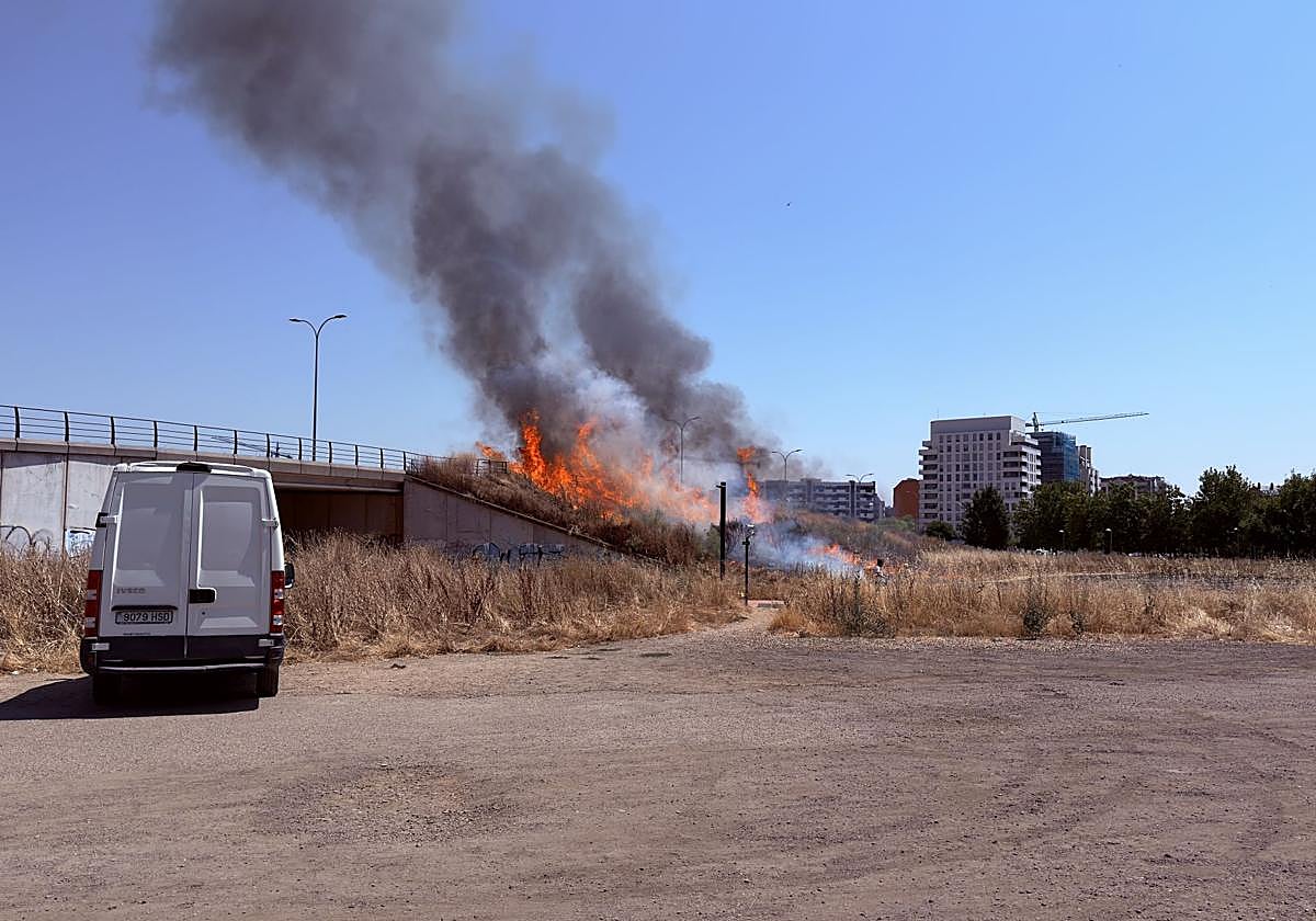 Imagen del incendio en el aparcamiento de Puerta del Pando en León.