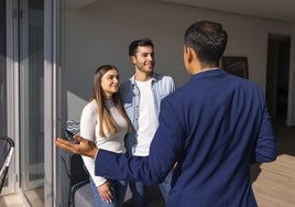 Una pareja realiza una visita a un piso en alquiler.