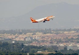 Vista de un avión despegando, desde el Mirador de Paracuellos de Jarama, a 1 de agosto de 2025.