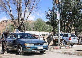 Un control de seguridad a la entrada de la carretera que lleva a las ruinas de una estatua de Buda en Bamiyán