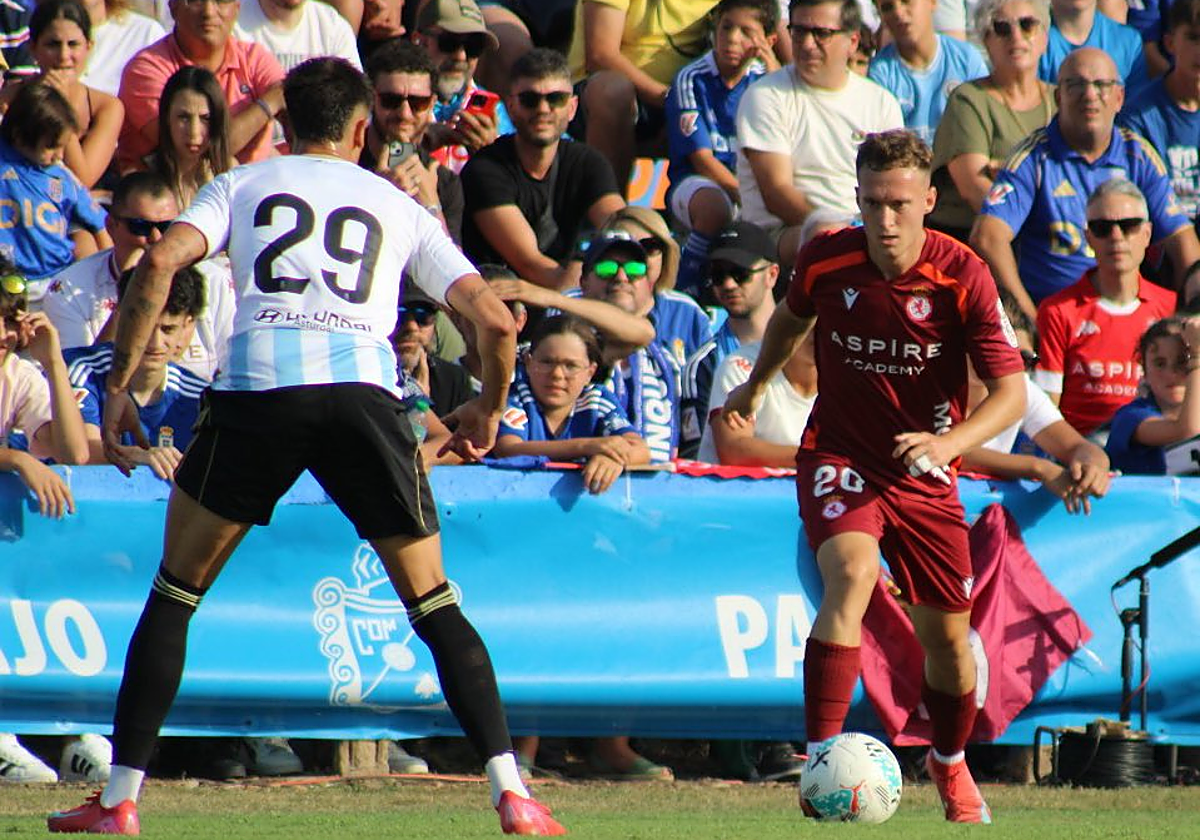 Rafa Tresaco, en una acción del partido ante el Real Oviedo