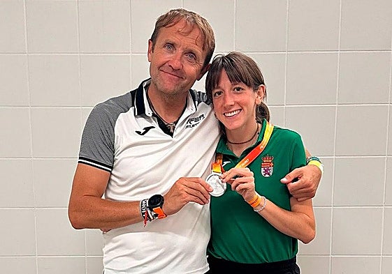 June Arbeo con la medalla de plata junto a su entrenador José Enrique Villacorta.