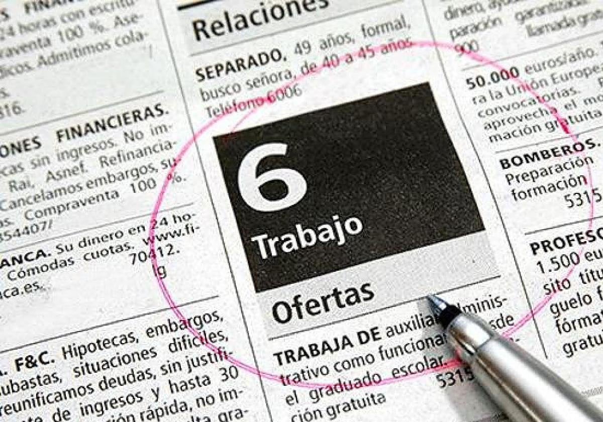Sección de las ofertas de trabajo en los anuncios de un periódico.