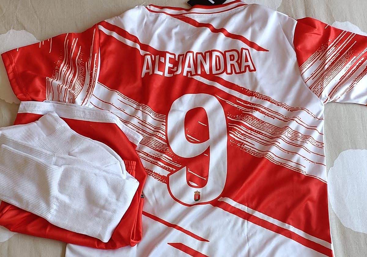 Imagen principal - La fiebre del fútbol rural se contagia: otro pueblo de León con equipación propia