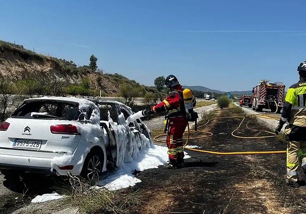 Imagen de los bomberos del SEPEIS sofocando el fuego en el coche.