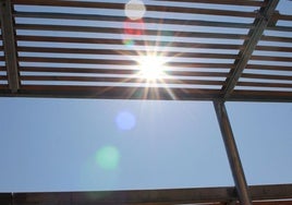 Los rayos de sol se cuelan entre la estructura de la pérgola bioclimática de Reyes Leoneses.