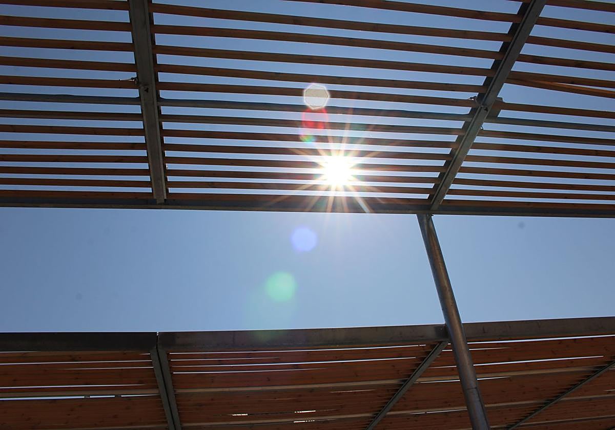 Los rayos de sol se cuelan entre la estructura de la pérgola bioclimática de Reyes Leoneses.