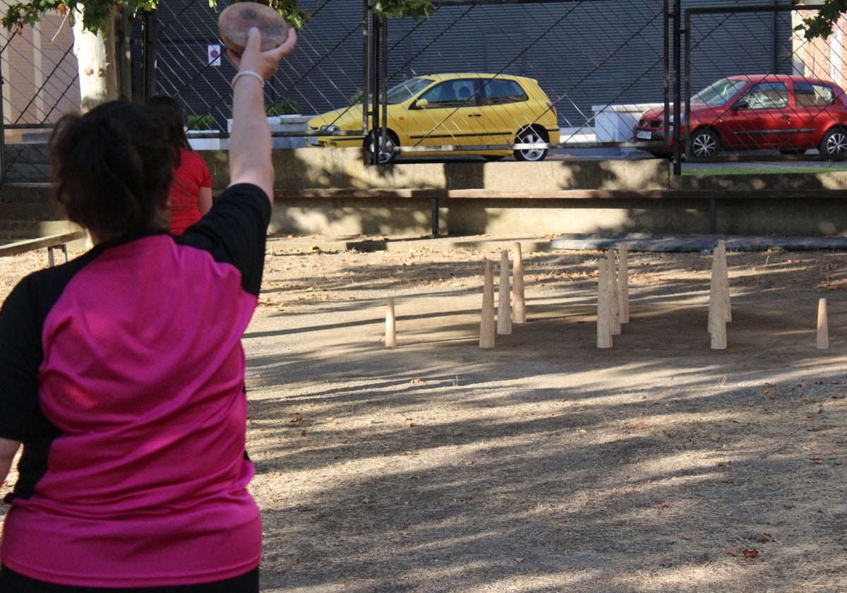 Una mujer entrena en la bolera 5 de Octubre para su próximo campeonato