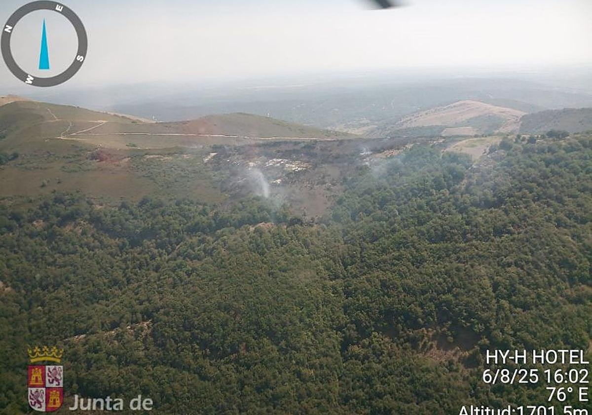 Imagen principal - Las llamas superan el límite entre La Robla y La Pola de Gordón.