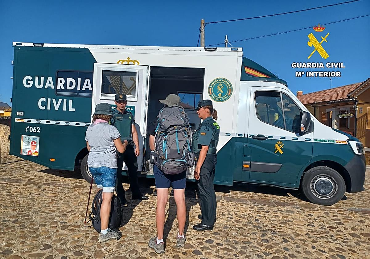 Dos peregrinas atendidas por la Guardia Civil en una imagen de archivo.
