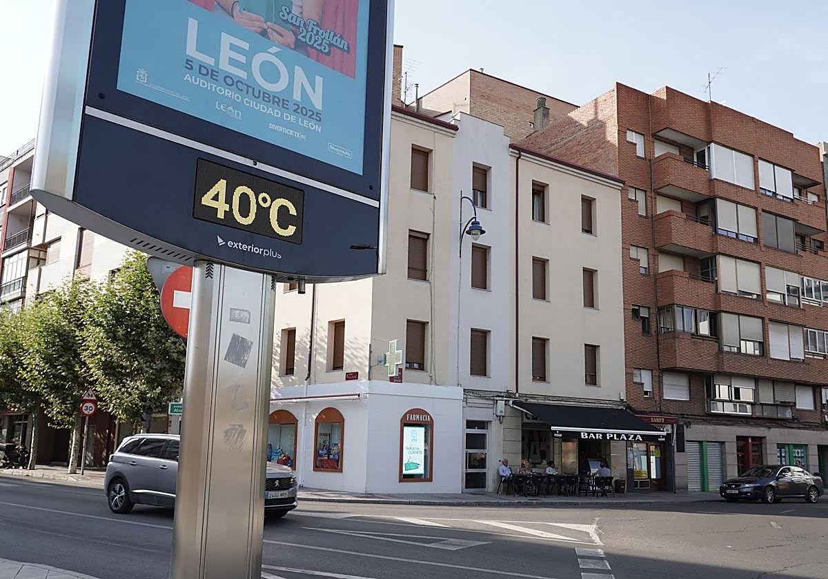 Un termómetro marca 40 grados durante la tarde del miércoles 6 de julio de 2025.