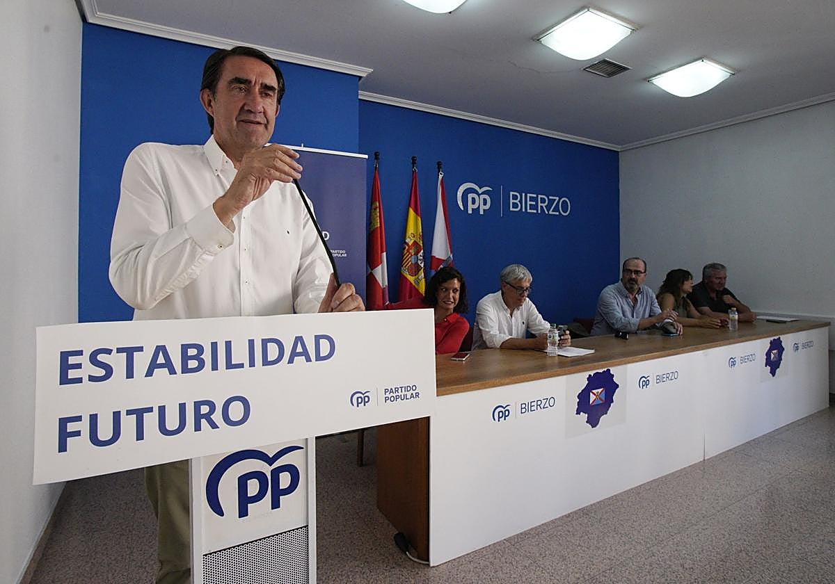 El presidente de la gestora del PP de León, Juan Carlos Suárez-Quiñones, durante la reunión con alcaldes, portavoces y otros cargos de la comarca berciana