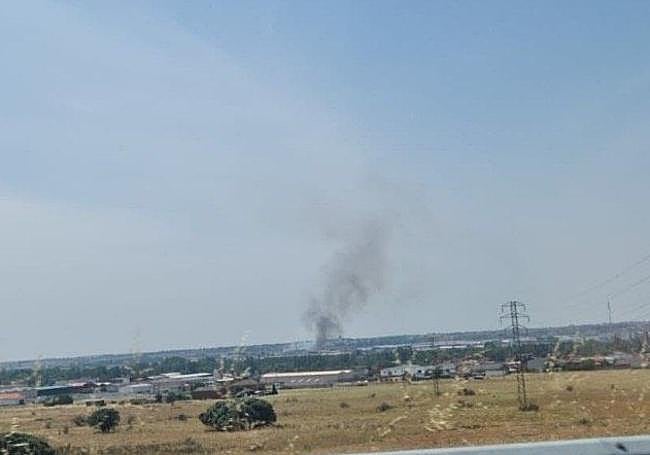 La columna de humo vista desde varios kilómetros de distancia.
