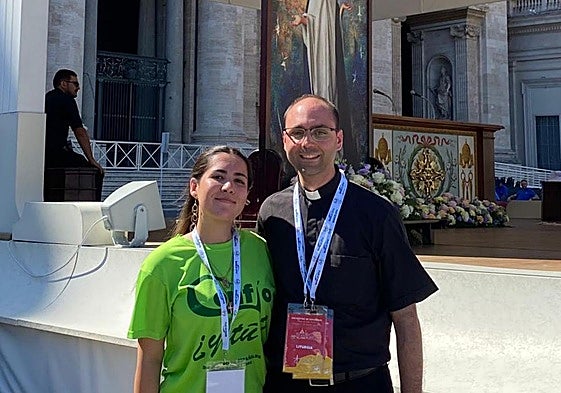 Imagen de María Tagarro García-Tomassoni junto a Luis Fernández Olivares, delegado episcopal de Pastoral Juvenil y Universitaria de la Diócesis de Astorga, en la plaza de Roma.