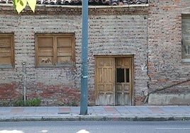 La puerta del antiguo edificio de Bodegas Armando en león por donde entran los okupas.