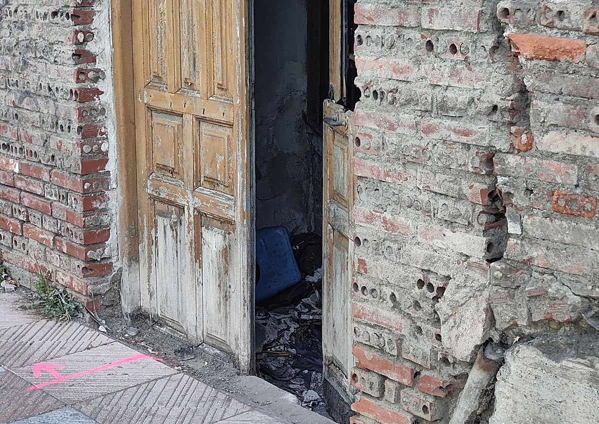 Imagen secundaria 1 - El edificio y lo que se puede ver de su interior.