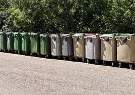 Los nueve contenedores orgánicos en la entrada de la localidad.