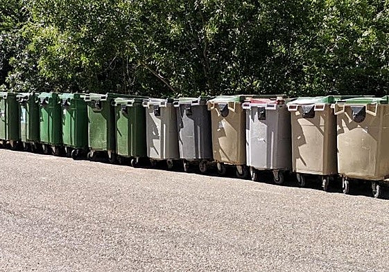 Los nueve contenedores orgánicos en la entrada de la localidad.