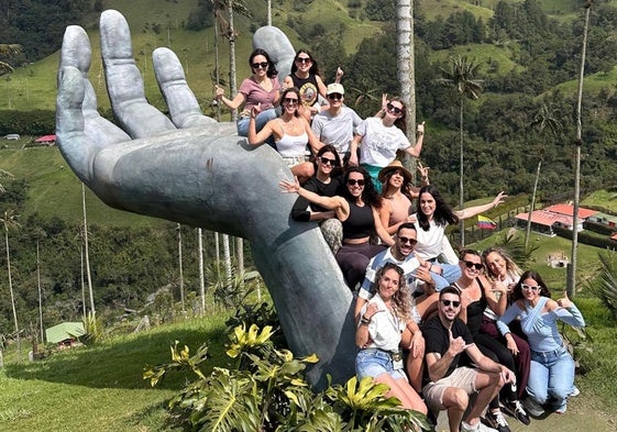 Saray Muñoz y su grupo de compañeros de viaje en Colombia.