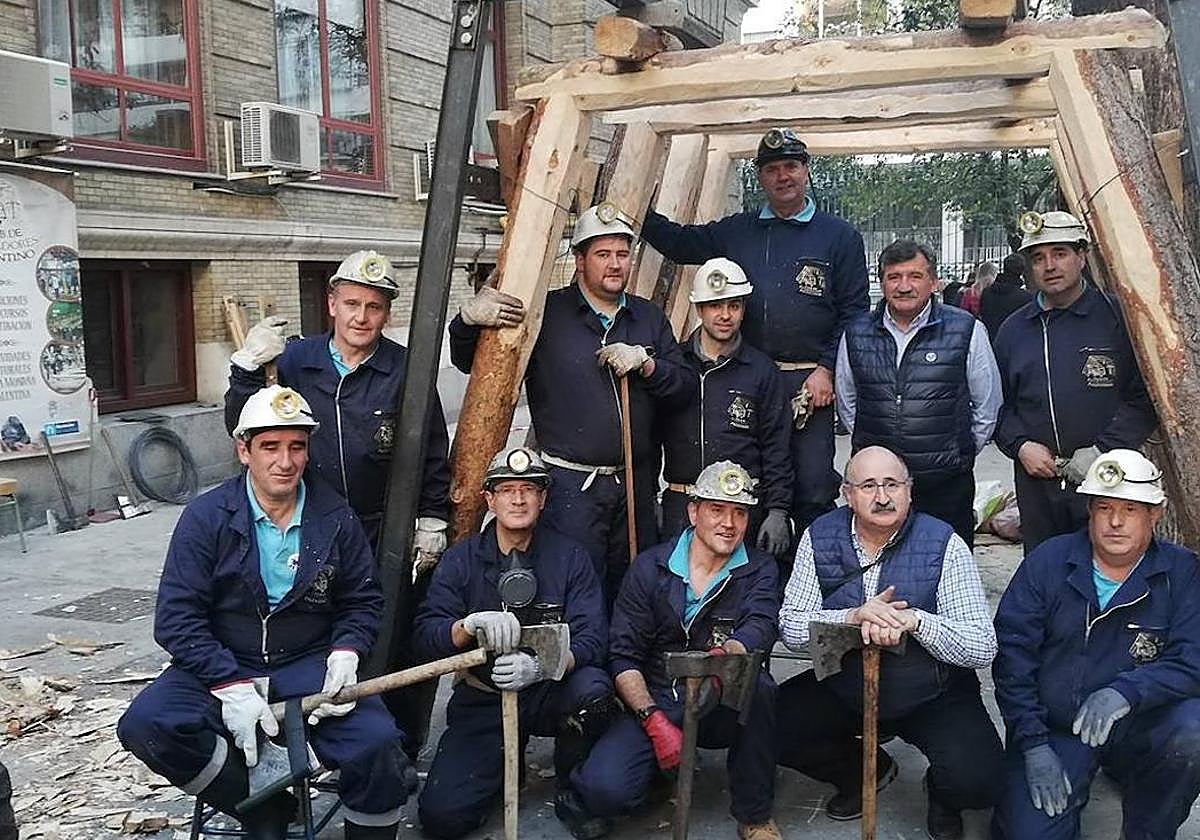 Imágenes de entibadores de una exhibición en la provincia.
