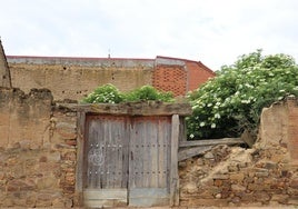 Imagen de un edificio en ruinas en el pueblo de esta semana.