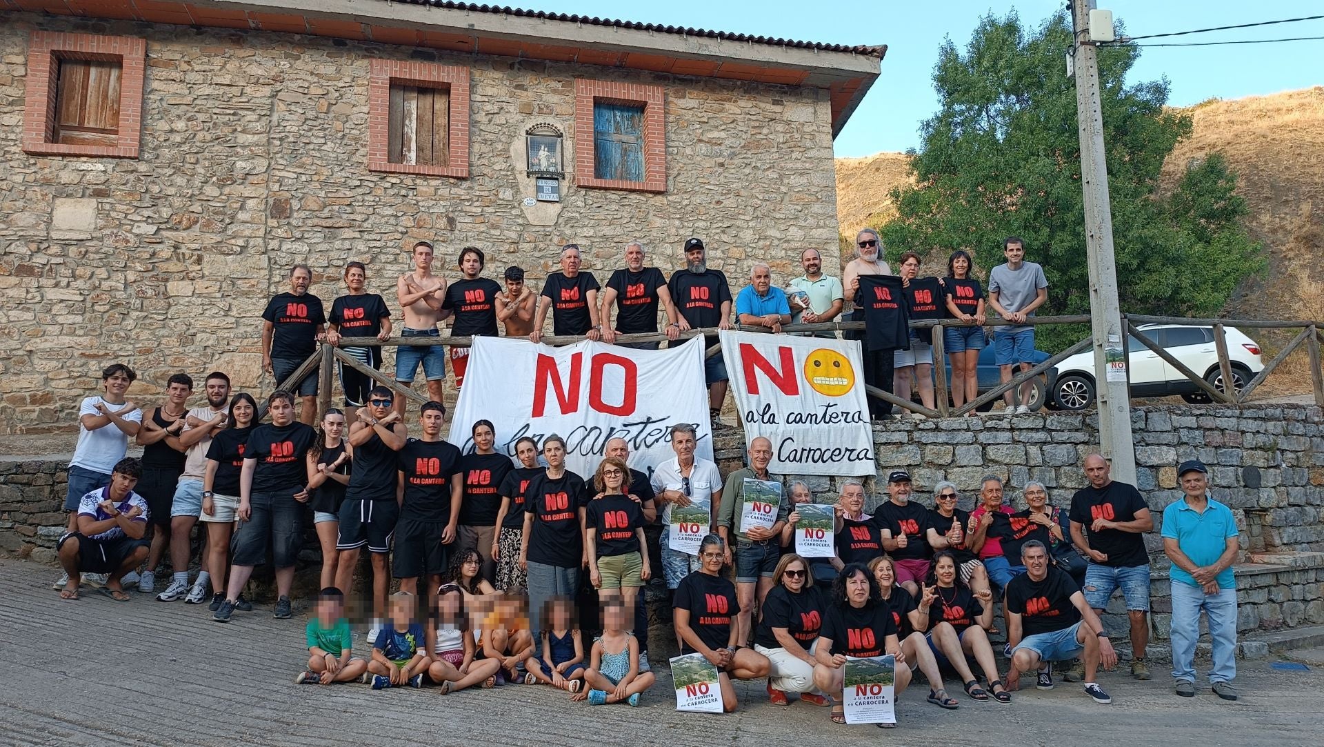 Vecinos de Cuevas de Viñayo y Carrocera protestan por la posible reapertura de la cantera de caliza cercana.