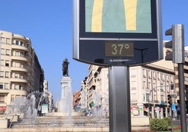Un termómetro marca 37 grados con Guzmán el Bueno y la Catedral de León al fondo.