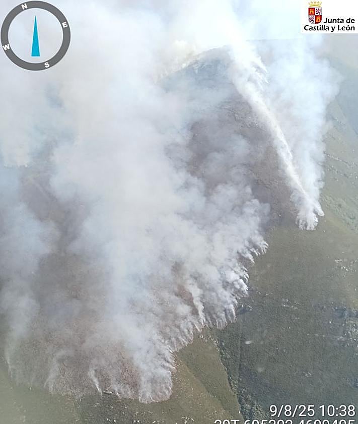 Imagen secundaria 2 - Más imágenes del incendio en Llamas de Cabrera.