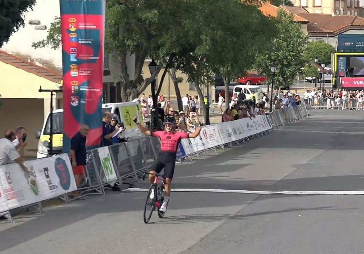 Fabrizio Crozzolo cruza primero la línea de meta en la localidad abulense de Aldeavieja.