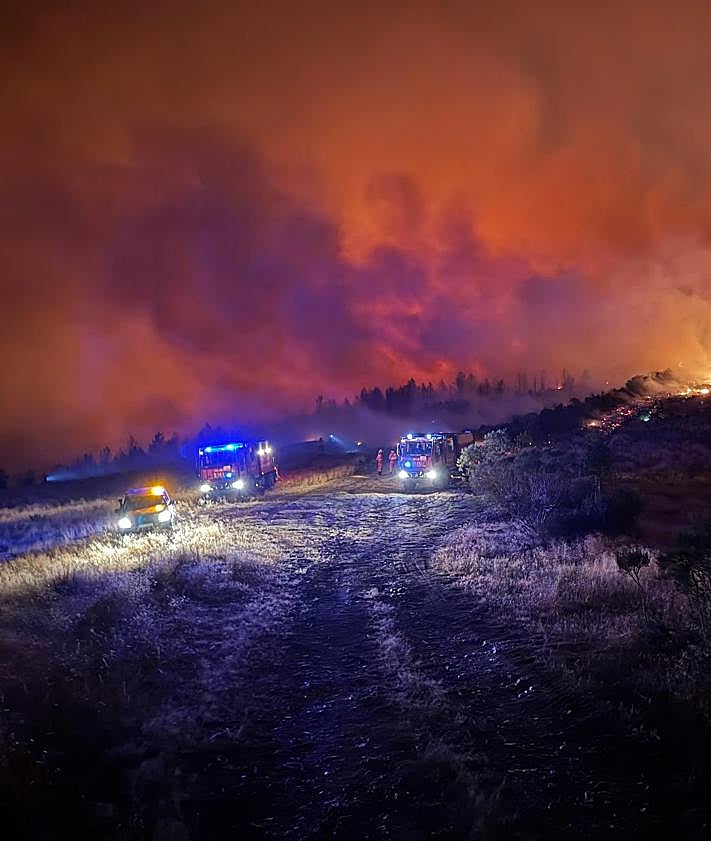 Imagen secundaria 2 - Incendio de Orallo durante la noche.