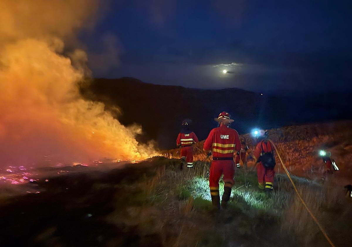 Imagen principal - Incendio de Orallo durante la noche.